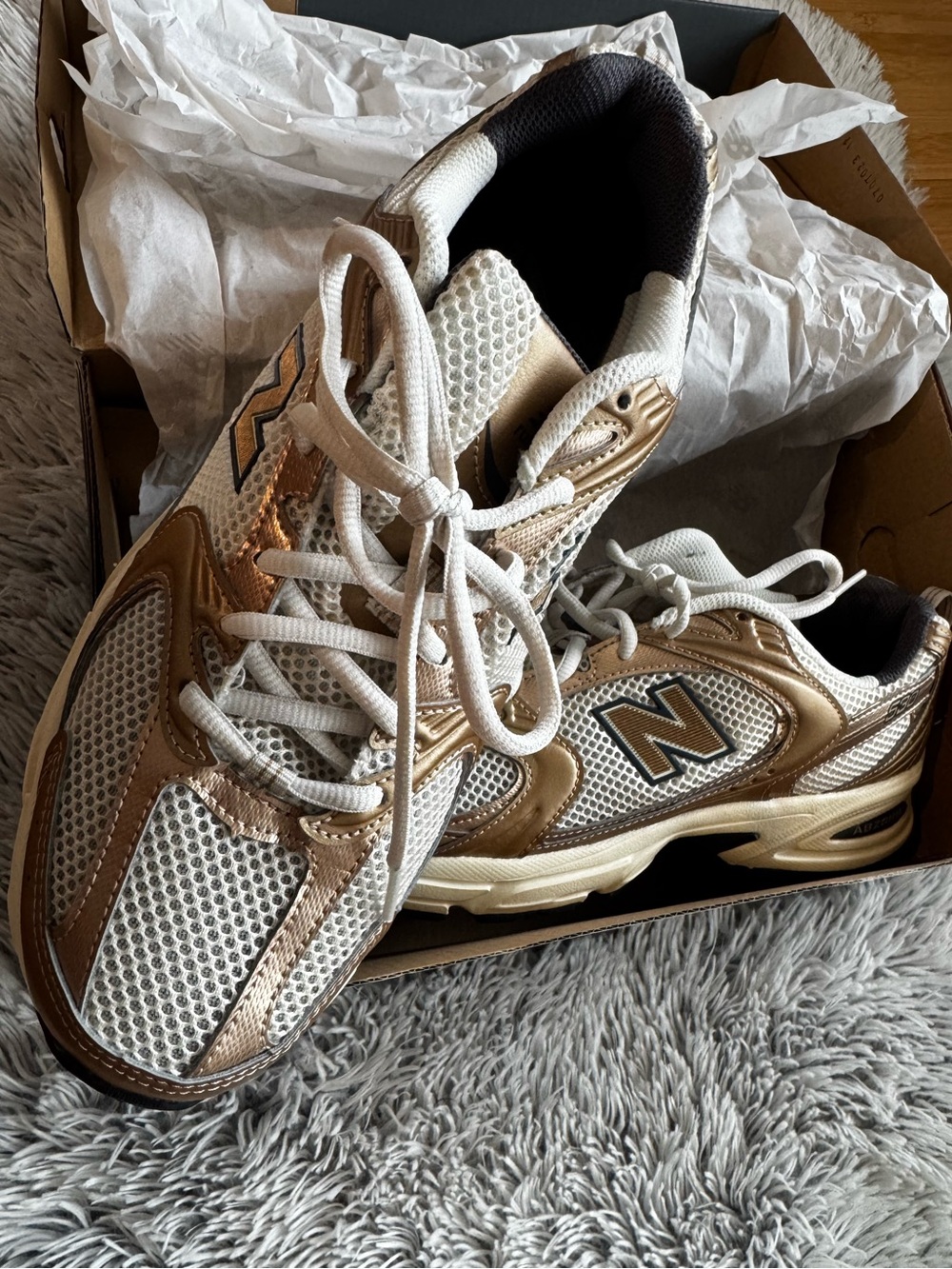 New Balance 530 Unisex White and Metallic Gold Sneakers Size 9.5
